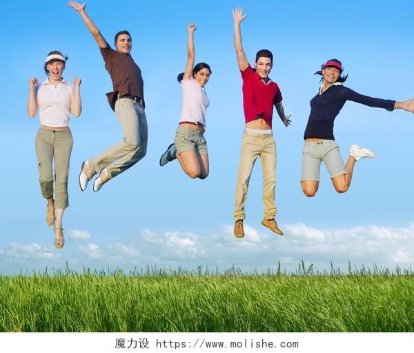 仰拍清新明亮蓝天下在草地上向上跳的几个人向上跳的人物奋斗奋斗图片